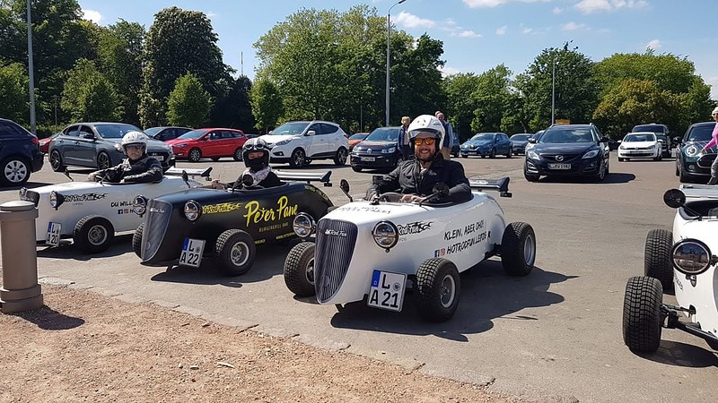 Hot Rod Tour Leipzig - hotRods stehen an der Straße