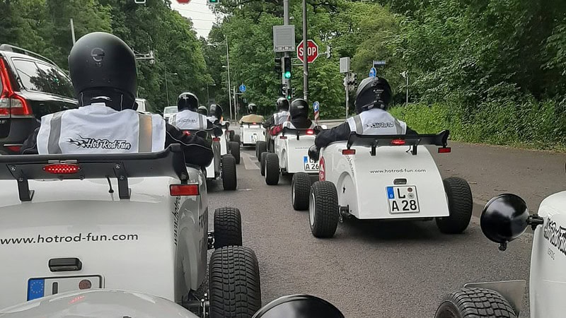Hot Rod Tour Leipzig - von hinten fahren die Gruppe von hotRods durch Leipzig