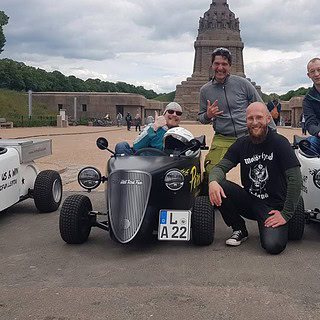 Hot Rod Tour Leipzig - Personen lächekn in die Kamera