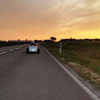 Hot Rod Tour Leipzig - HotRods von hinten bei Dämmerung in Leipzig