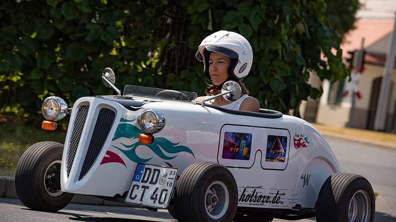 Person fährt in HotRod, HotRod Stadtrundfahrt in Dresden