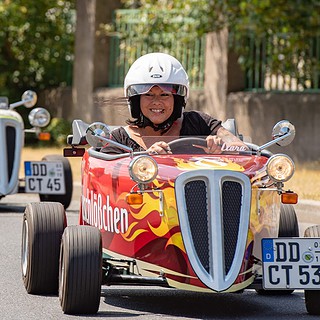 HotRod_Stadtrundfahrt_in_Dresden_2.jpg Zwei HotRods fahern auf der Straße, HotRod Stadtrundfahrt in Dresden