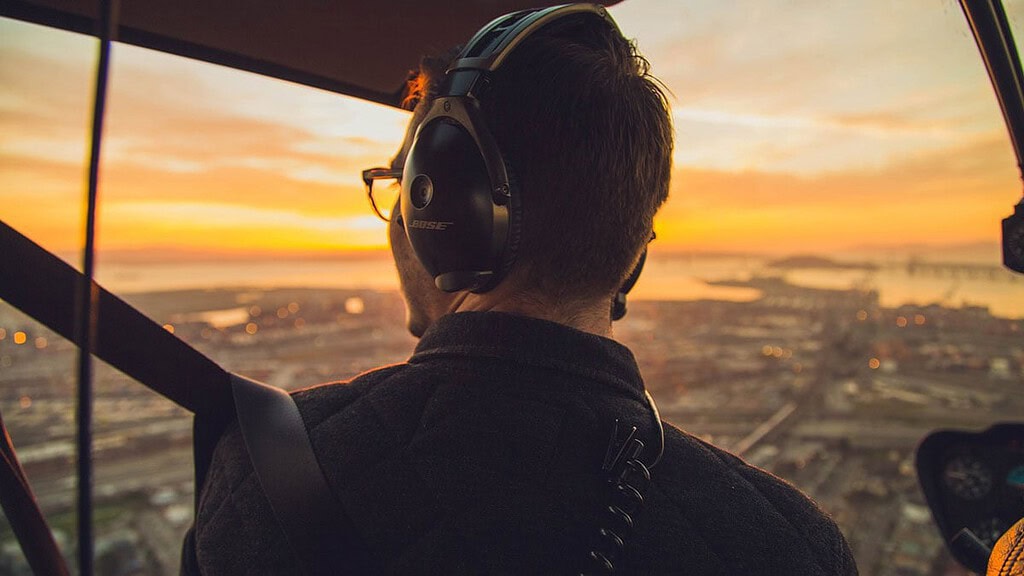 Hubschrauber-Pilot Ansicht von einem Hubschrauber Piloten mit Blick über die Stadt bei Sonnenuntergangn