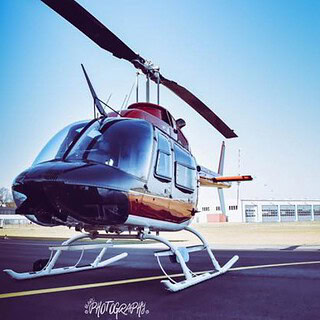 Hubschrauber-Rundflug.jpg Helikopter steht auf Flugplatz