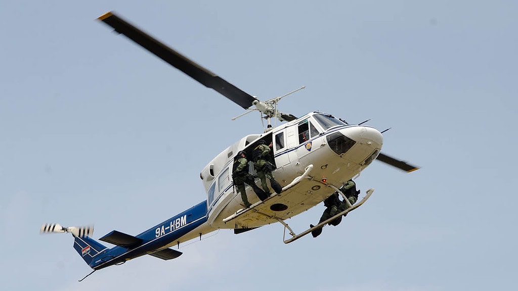 Hubschrauber-Rundflug26.jpg menschen hängen außen an einem Helikopter - Actionflug im Hubschrauber