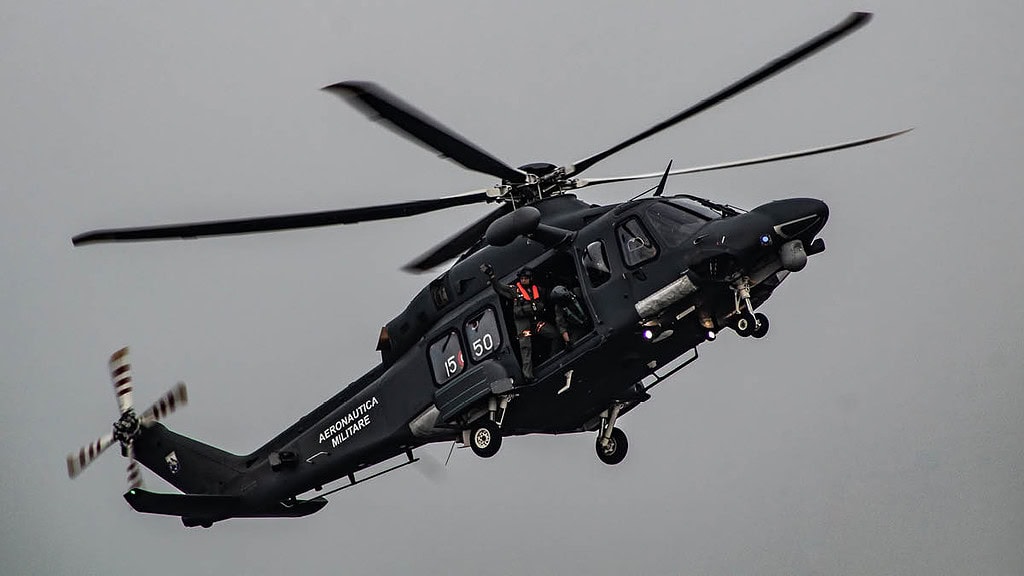 Hubschrauber-Rundflug27.jpg Menschen sitzen in offener Tür eines Helikopters in der Luft - Actionflug im Hubschrauber