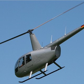 Militär Helikopter fliegt