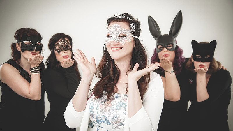 5 Frauen haben eine Maske auf