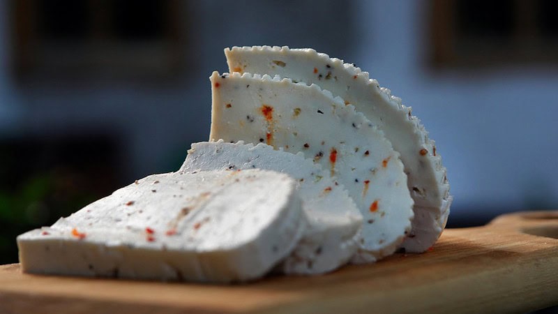 selbstgemachter aufgeschnittener Käse