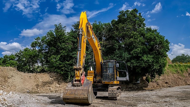 Ein Kettenbagger frontal, der die Schaufel auf dem Boden ablegt. - Kettenbagger fahren in Wuppertal