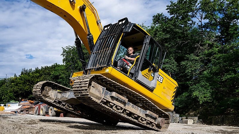 Ein Kettenbagger, der sich mit dem Greifarm abstützt. - Kettenbagger fahren in Wuppertal