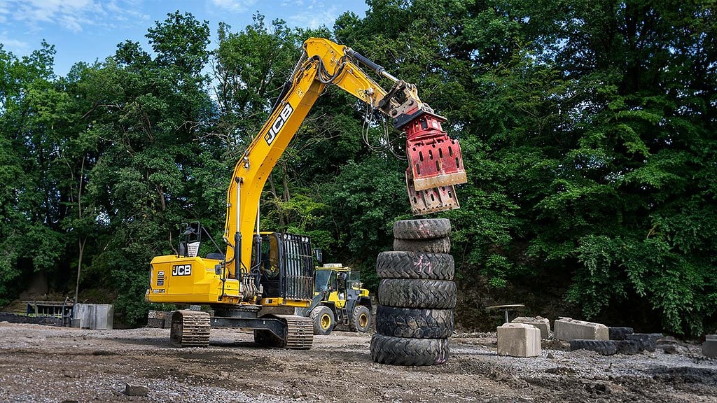Kettenbagger-5.jpg Ein Kettenbagger stapelt Reifen in die Höhe. - Kettenbagger fahren in Wuppertal