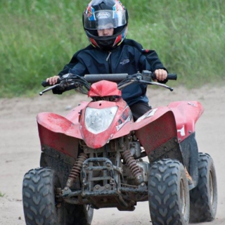 Kinderquad-in-Leipzig-1.jpg Kind fährt mit Kinderquad