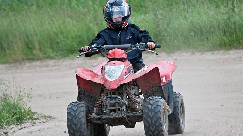Kind fährt mit Kinderquad