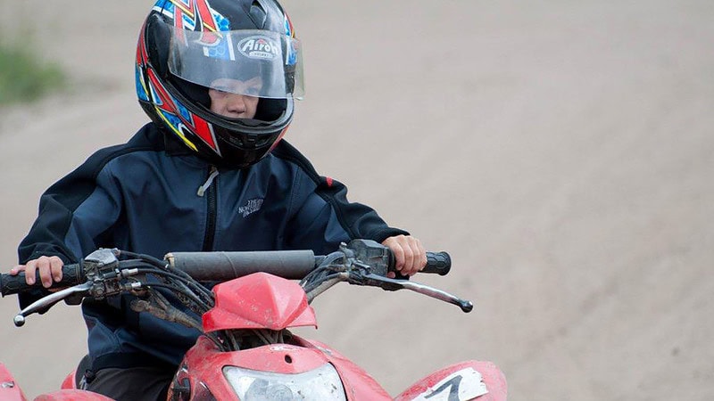 Kind in Nahansicht auf einen Kinderquad