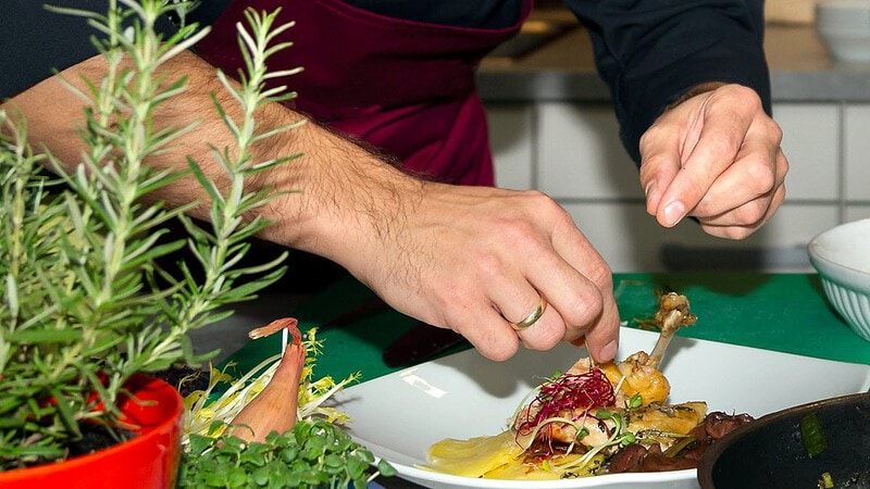 Mann gibt Gerichts letzten Schliff