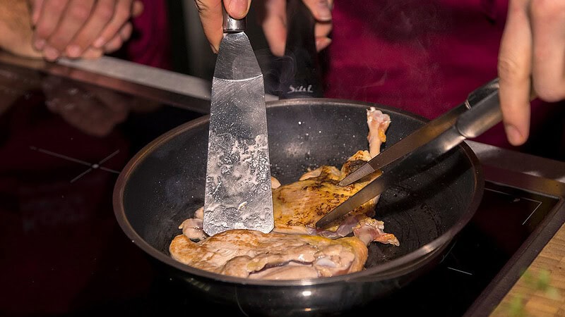 Hühnchen wird in Pfanne gebraten
