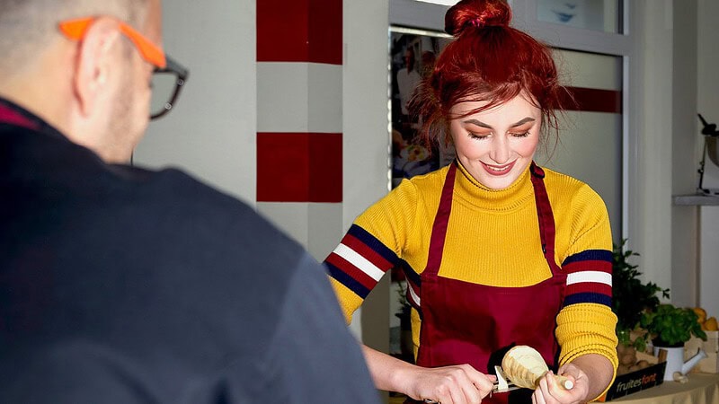 Frau schält Pastinak beim Kochkurs in Dresden