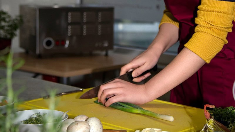 Lauch wird geschnitten