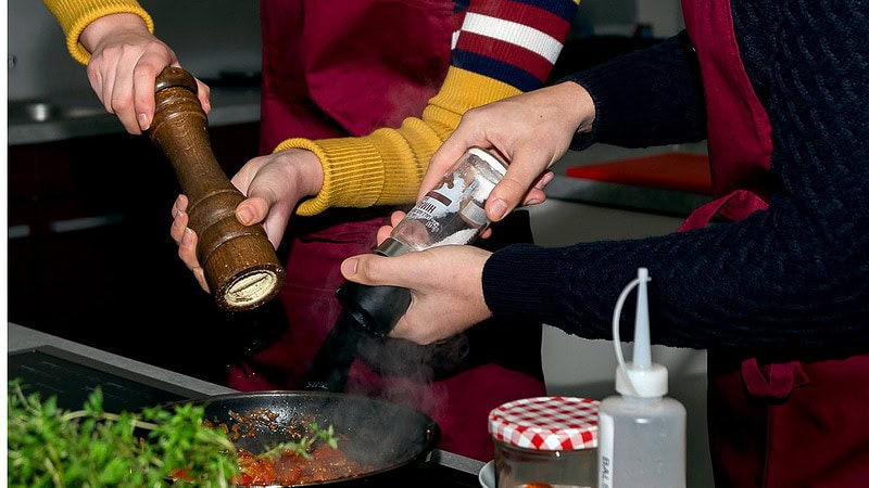 Bratpfanne wird zusammen gewürzt beim Kochkurs in Dresden