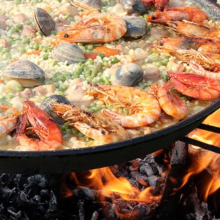 Kochkurse_48.jpg große Pfanne mit Meeresfrüchten über dem Feuer zum Kochkurs in Dresden