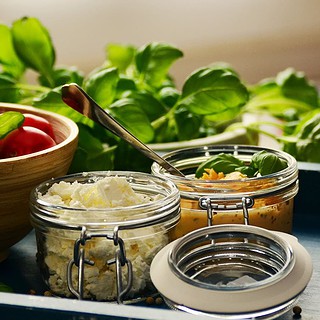 Tablet mit Beilagen und Schalen vom Kochkurs in Dresden