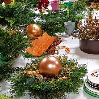 Kranz-Workshop3.jpg Arbeitsfläche beim Kranz Workshop in Dresden