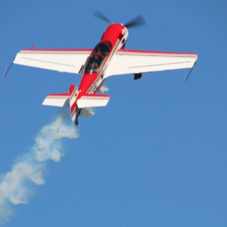 Flugzeug fliegt in die Höhe, Kunstflug in Altenburg