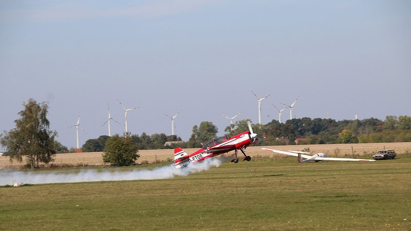 Flugzeug hebt von Landebahn ab, Kunstflug in Altenburg
