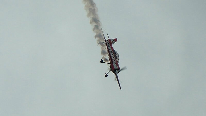 Flugzeug fliegt steil abwärts, Kunstflug in Altenburg