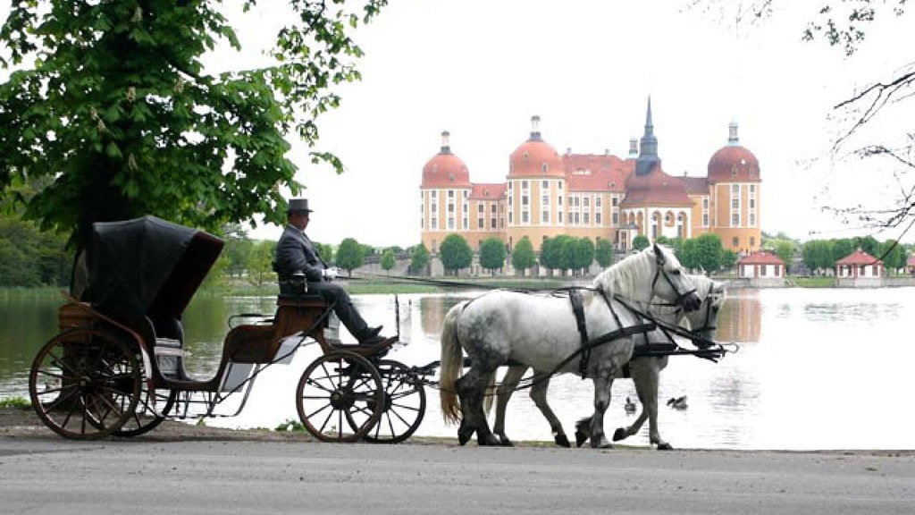 Kutschfahrt_durch_Dresden_4.jpg Kutsche vor dem Schloss Moritzburg macht eine Kutschfahrt