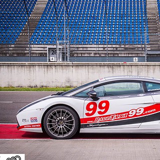 Ein Lamborghini steht auf einer Rennstrecke