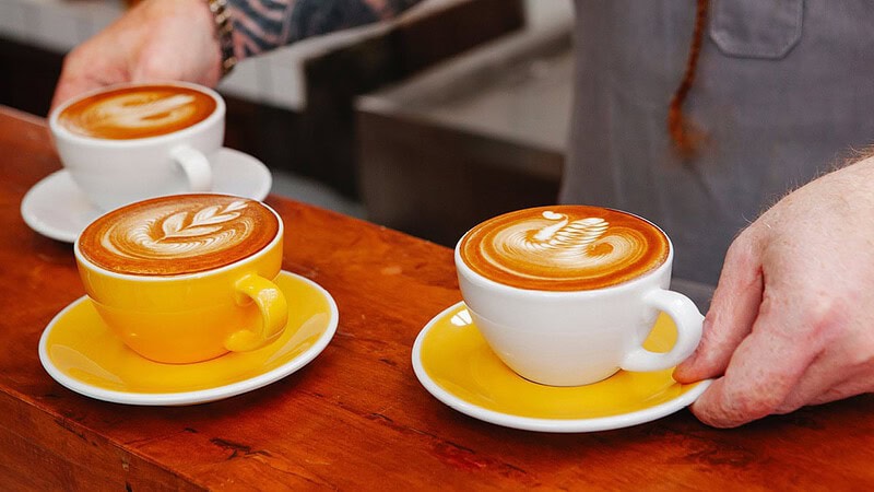 man sieht drei Tassen Kaffee mit Milch schön dekoriert- Barista Latte Art Schulung in Dresden