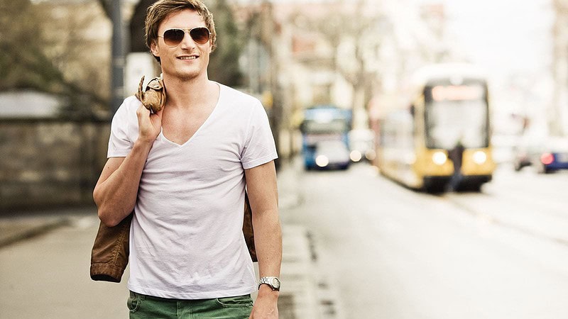 Mann geht die Straße entlang beim Lifestyle Fotoshooting für Verliebte in Dresden