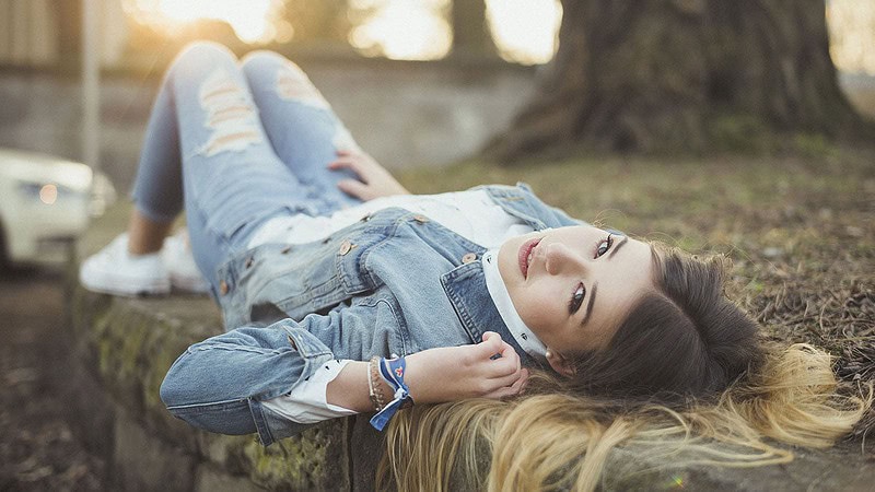 Frau liegt auf einer Mauer für ein Lifestyle Fotoshooting für Verliebte in Dresden