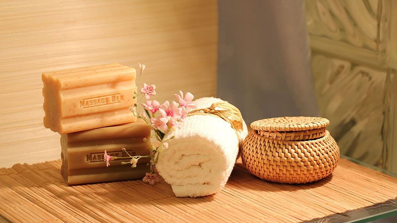 Massagezubehör auf Tisch für die Ayurveda Massage in Chemnitz