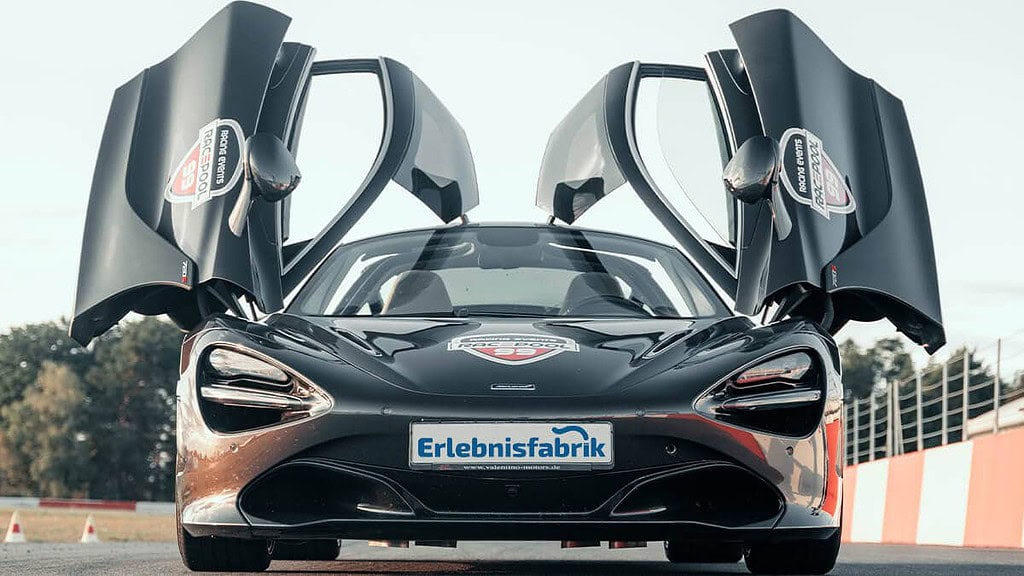 McLaren-Kennzeichen-5-Kopie.jpg McLaren 720S auf einer Rennstrecke, Frontalansicht