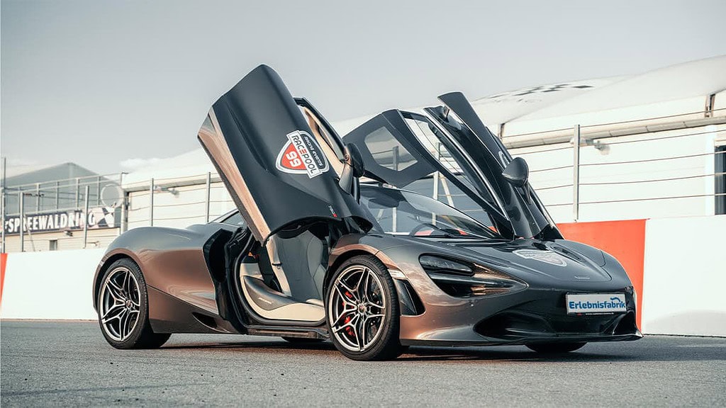 McLaren-Kennzeichen-Kopie.jpg McLaren 720S auf einer Rennstrecke, Seitenansicht