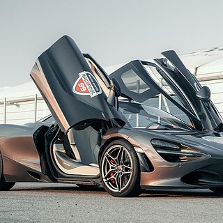 McLaren 720S auf einer Rennstrecke, Seitenansicht