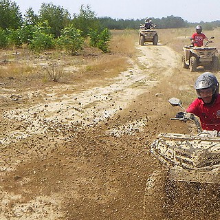 Mega-Trail-Tour.jpg Quad fährt durch den Matsch