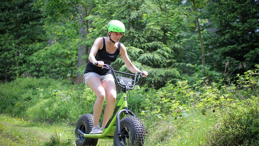 Monsterroller-Oberlausitz2.jpg Frau fährt durch den Wald mit einem Monsterroller