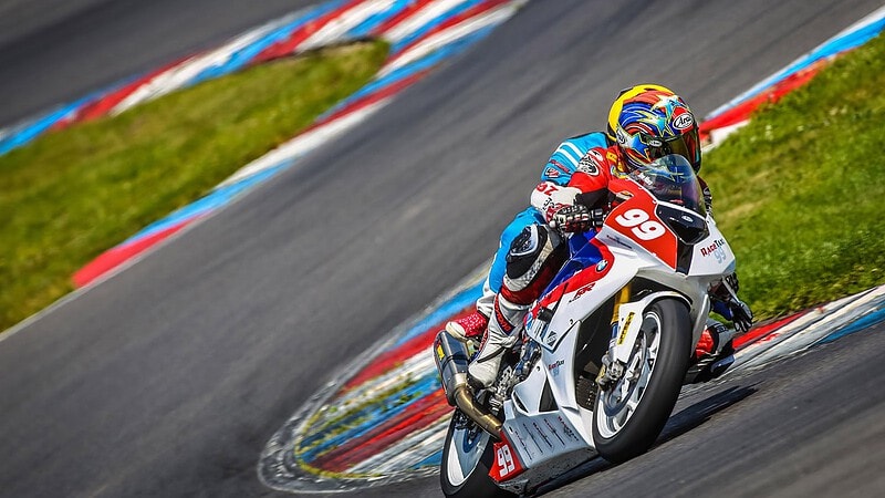 Motorrad Renntaxi Superbike Doppelsitzer fährt in die Kurve