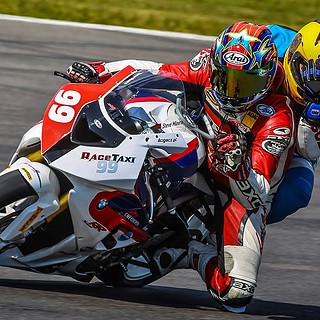 Motorrad Renntaxi Superbike Doppelsitzer fährt in die Kurve