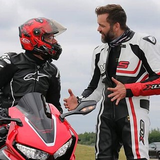 Lehrer und Fahrschüler beim Motorrad Fahrsciherheitstraining auf dem Lausitzring