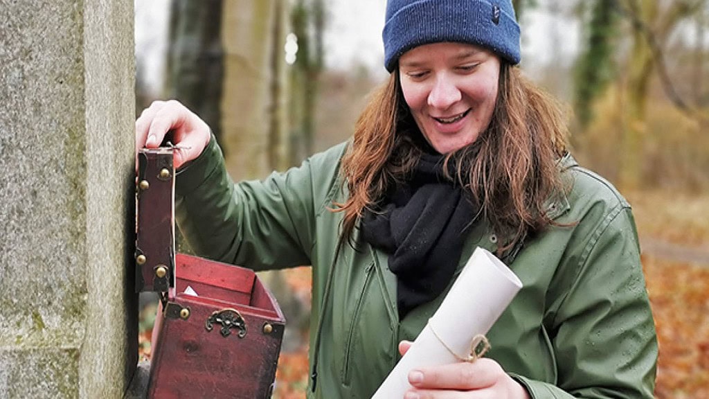Outdoor Escape Game in Berlin Frau mit Schatzkarte und Schatztruhe Frau mit Schatzkarte und Schatztruhe.