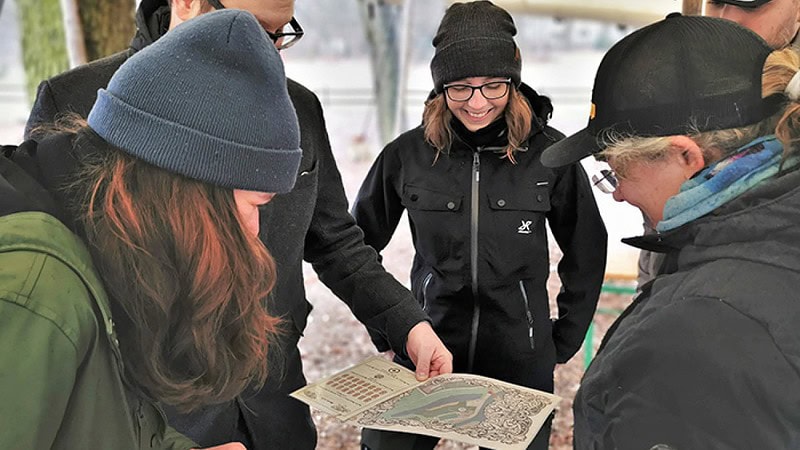 Kleine Gruppe mit Landkarte in der Hand.