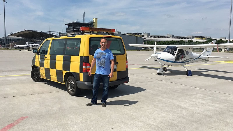Flugplatz in Sachsen mit einem Auto im hintergrund - Parabelflug
