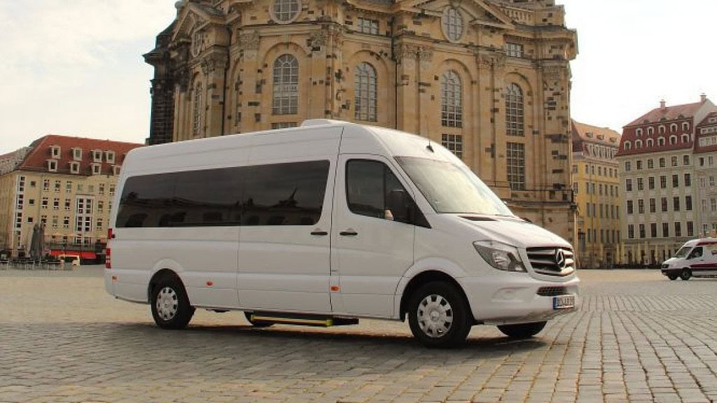 Partybus-Dresden.jpg Partybus steht vor der Frauenkirche in Dresden
