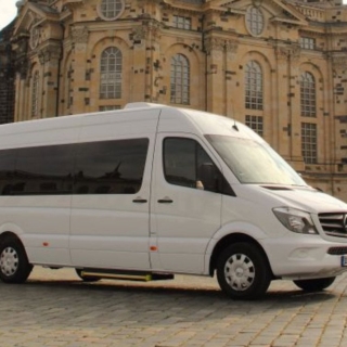 Partybus steht vor der Frauenkirche in Dresden