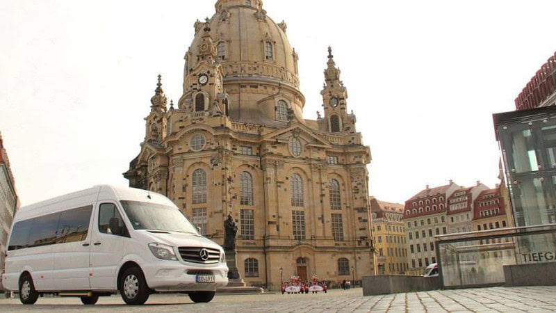 Partybus steht vor der Frauenkirche in Dresden